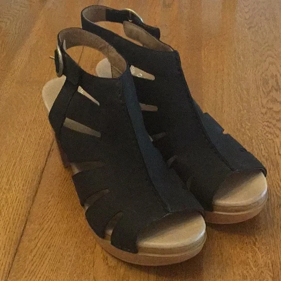 Woman’s Dansko black ankle strap heeled sandals. Size 40. Never worn! New! - Picture 1 of 9